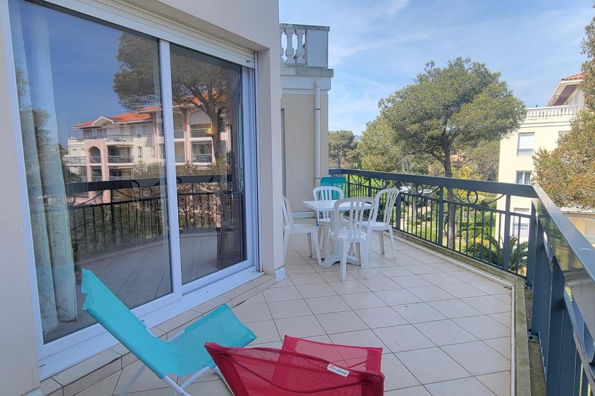2 With Pool And Balcony In