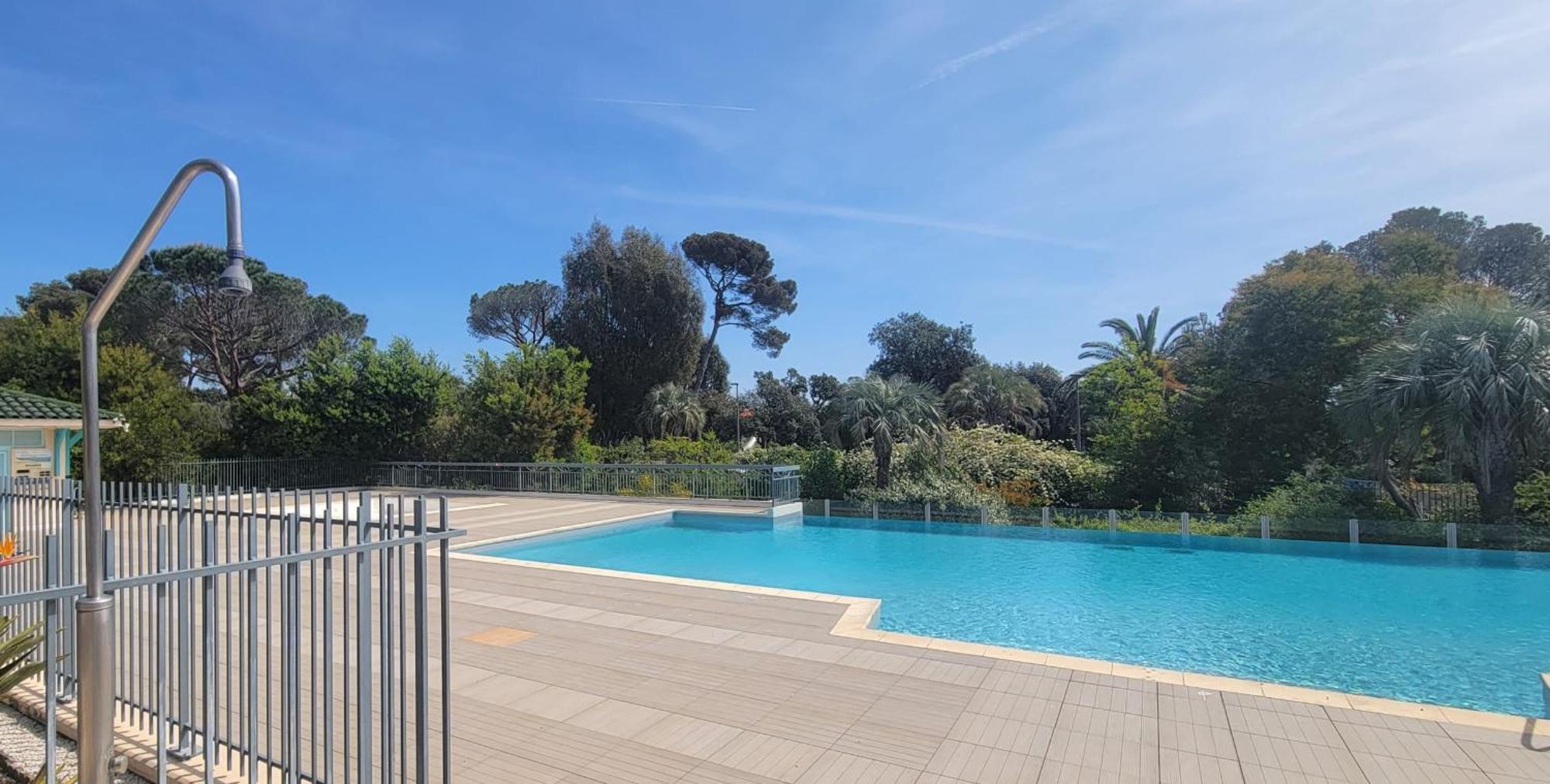 2 With Pool And Balcony In