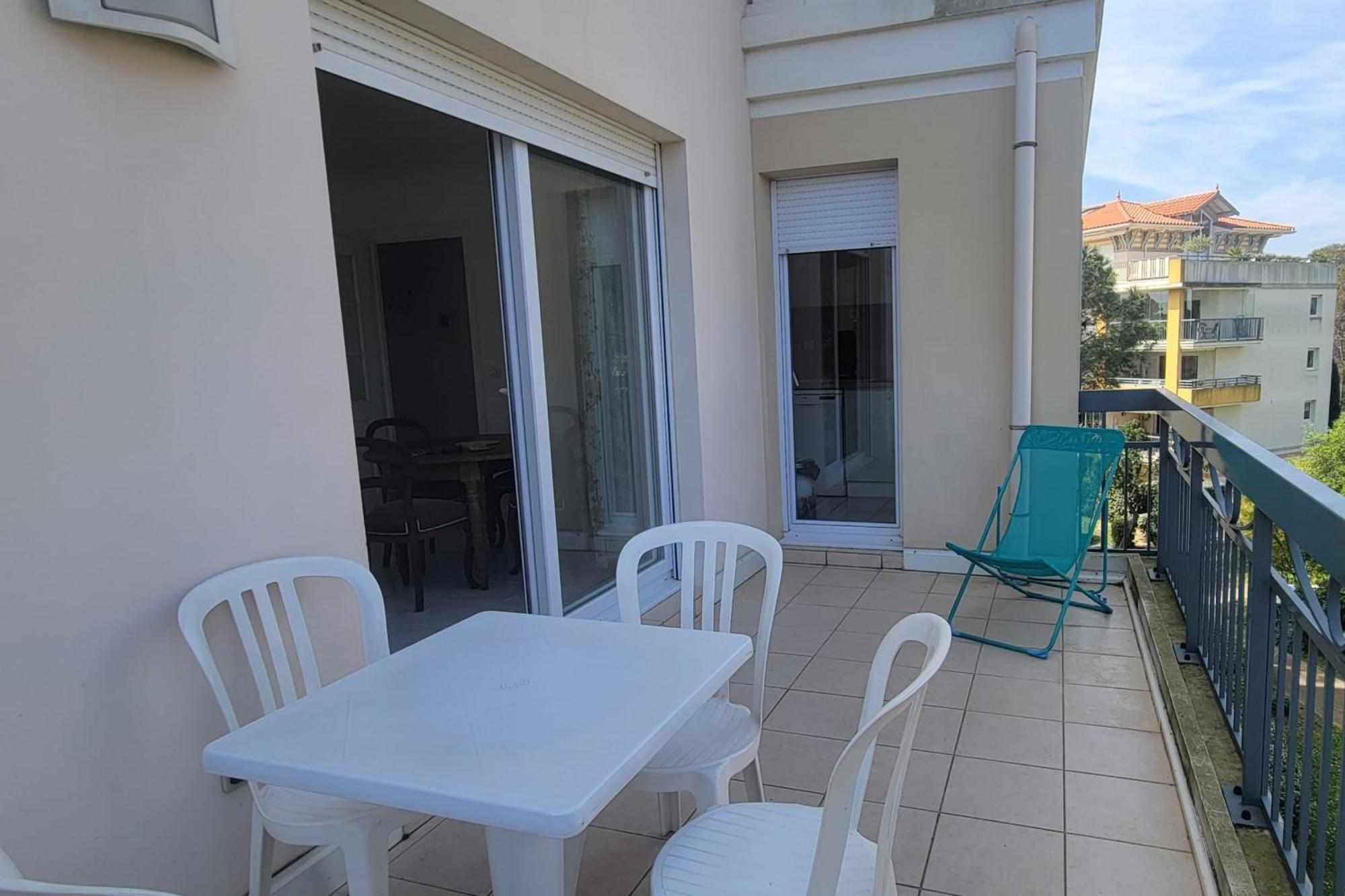 2 With Pool And Balcony In Appartement *