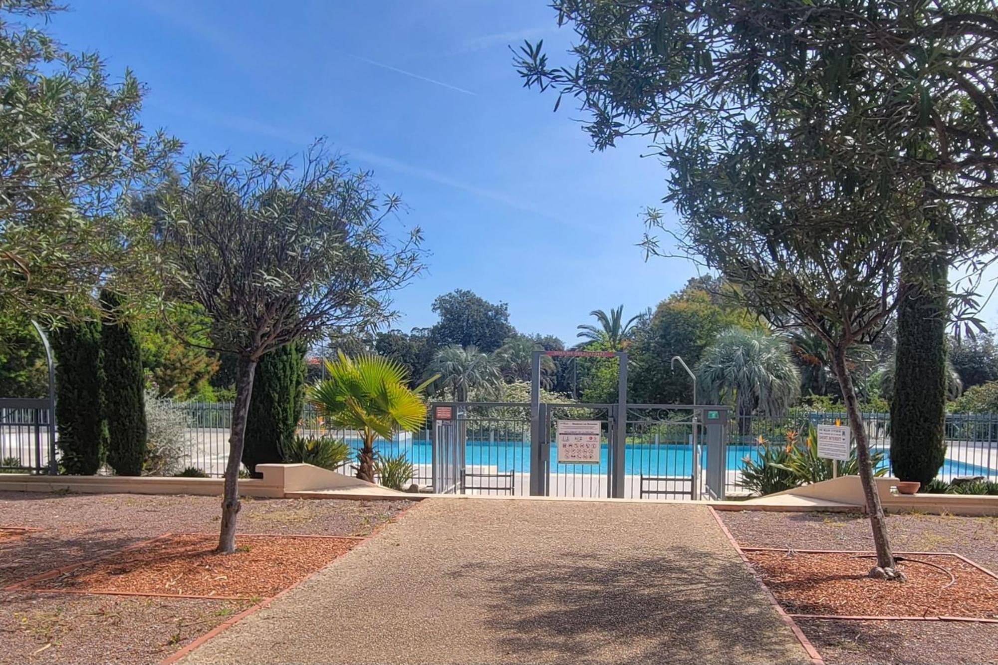 2 With Pool And Balcony In Appartement Fréjus